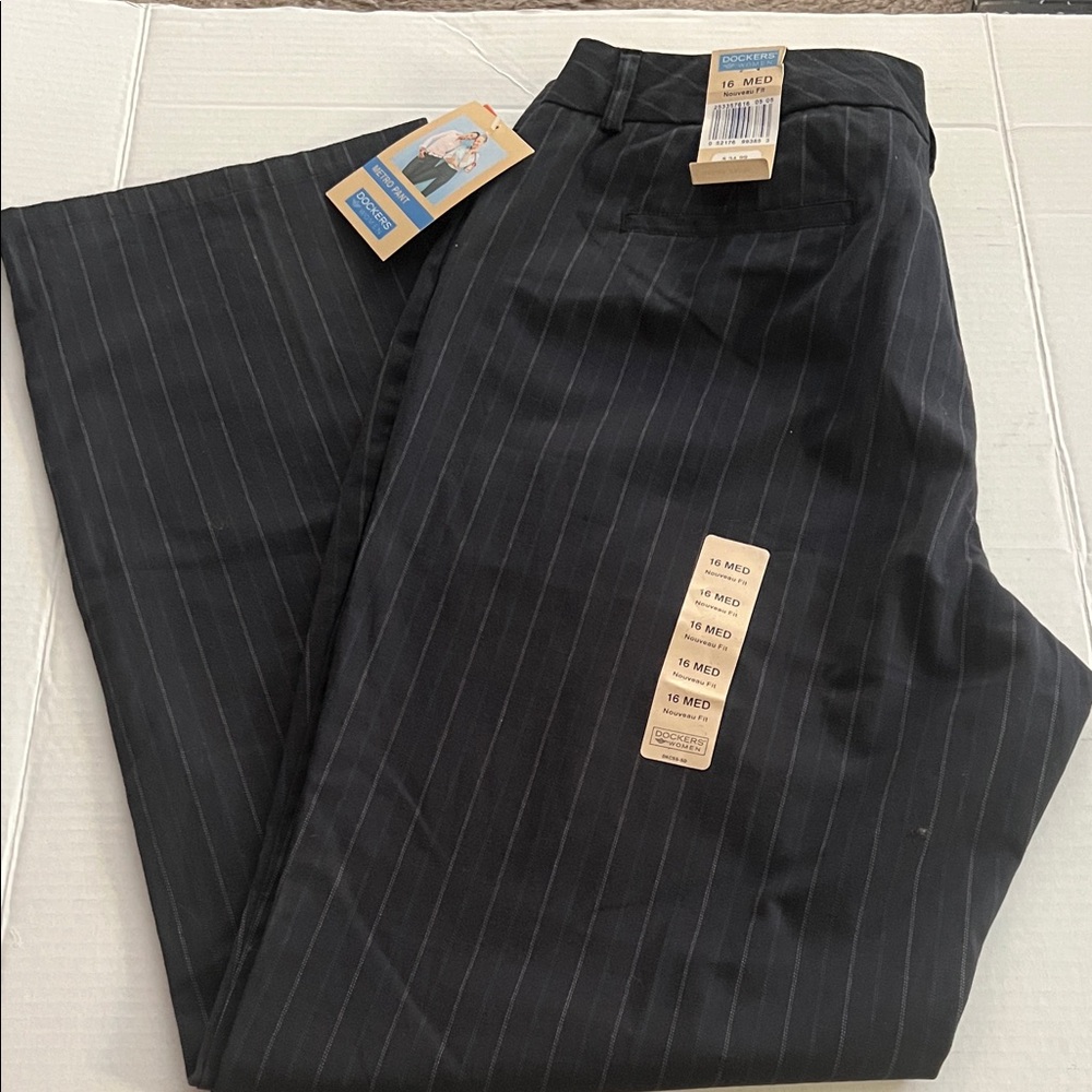 Dockers Career Wear Metro Slacks Size 14 Med NEW!
Navy Trousers